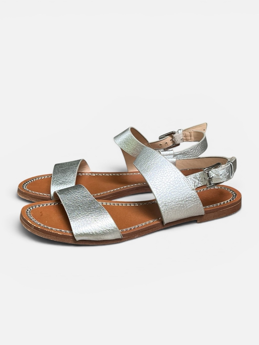 Vince Camuto Rentin Leather Flat Sandal in Silver w/Chain Welt Trim Size 7